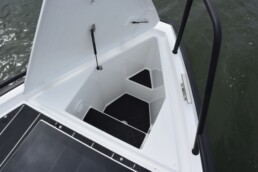 XO EXPLR 10 S+ escalier pour aller à l'intérieur du bateau